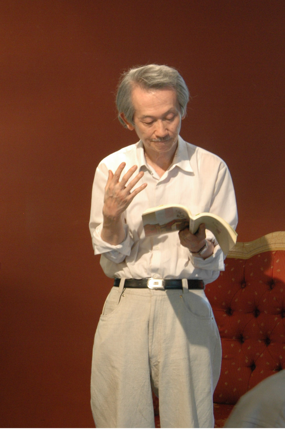 尋找背海的人 The Man behind the Book