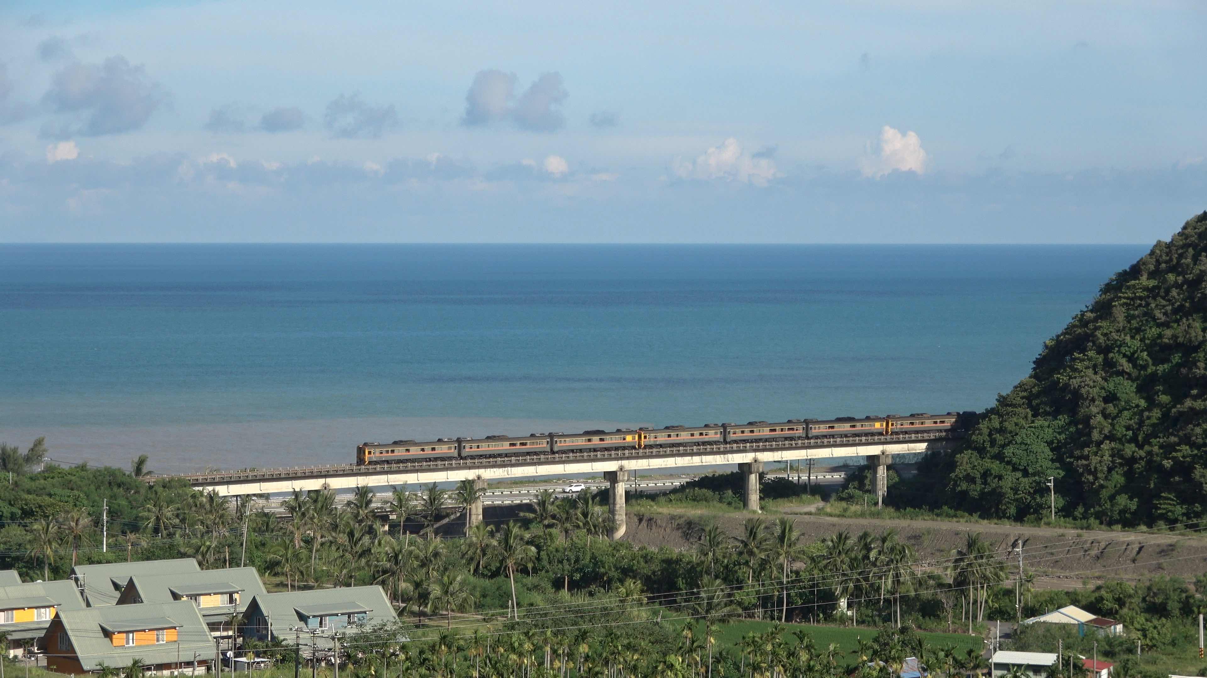 南方，寂寞鐵道 On the Train