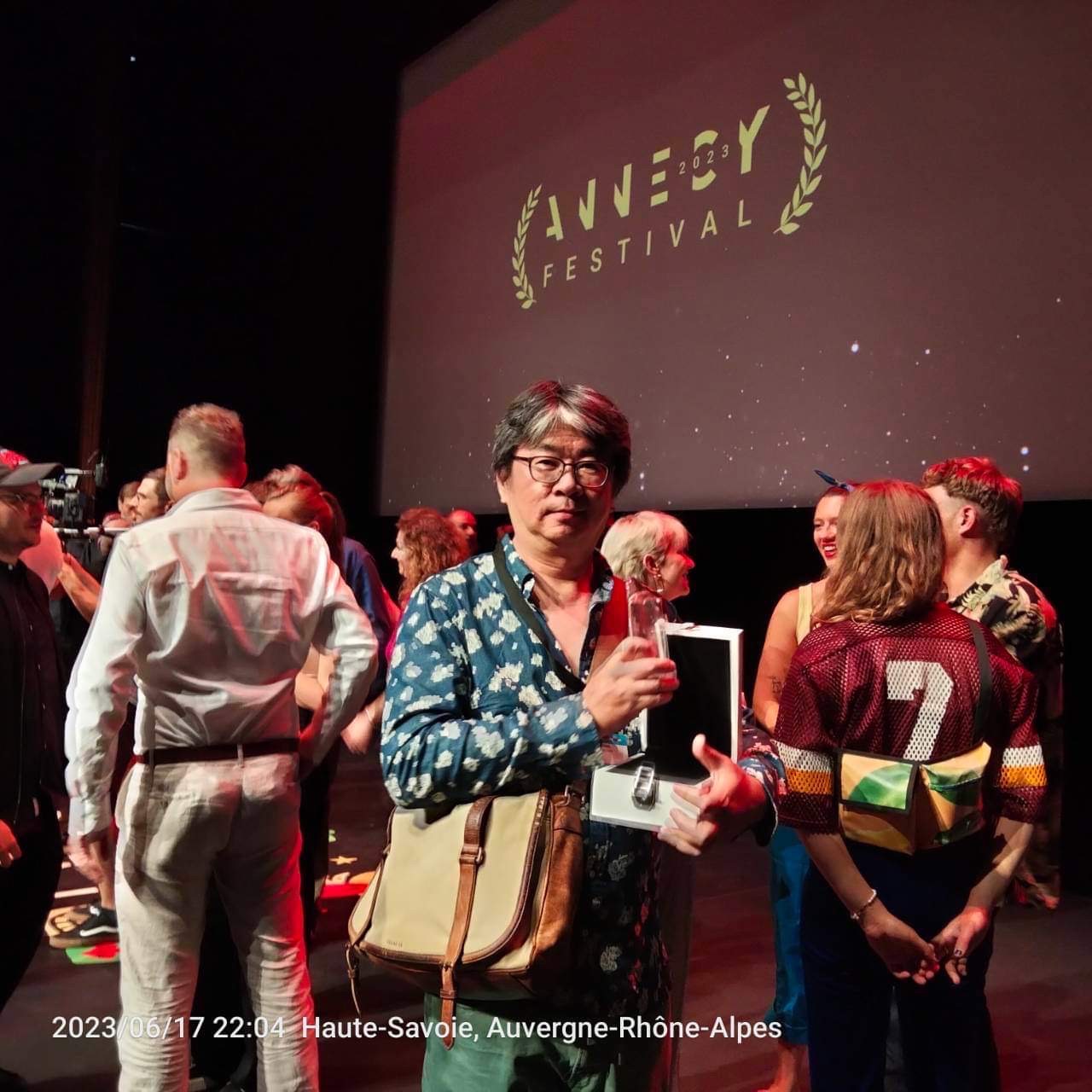 （圖片來源：安錫國際動畫影展）臺灣原創VR《紅尾巴》榮獲法國安錫國際動畫影展：VR最佳水晶獎 (Cristal for the Best VR Work)，導演王登鈺於法國領獎