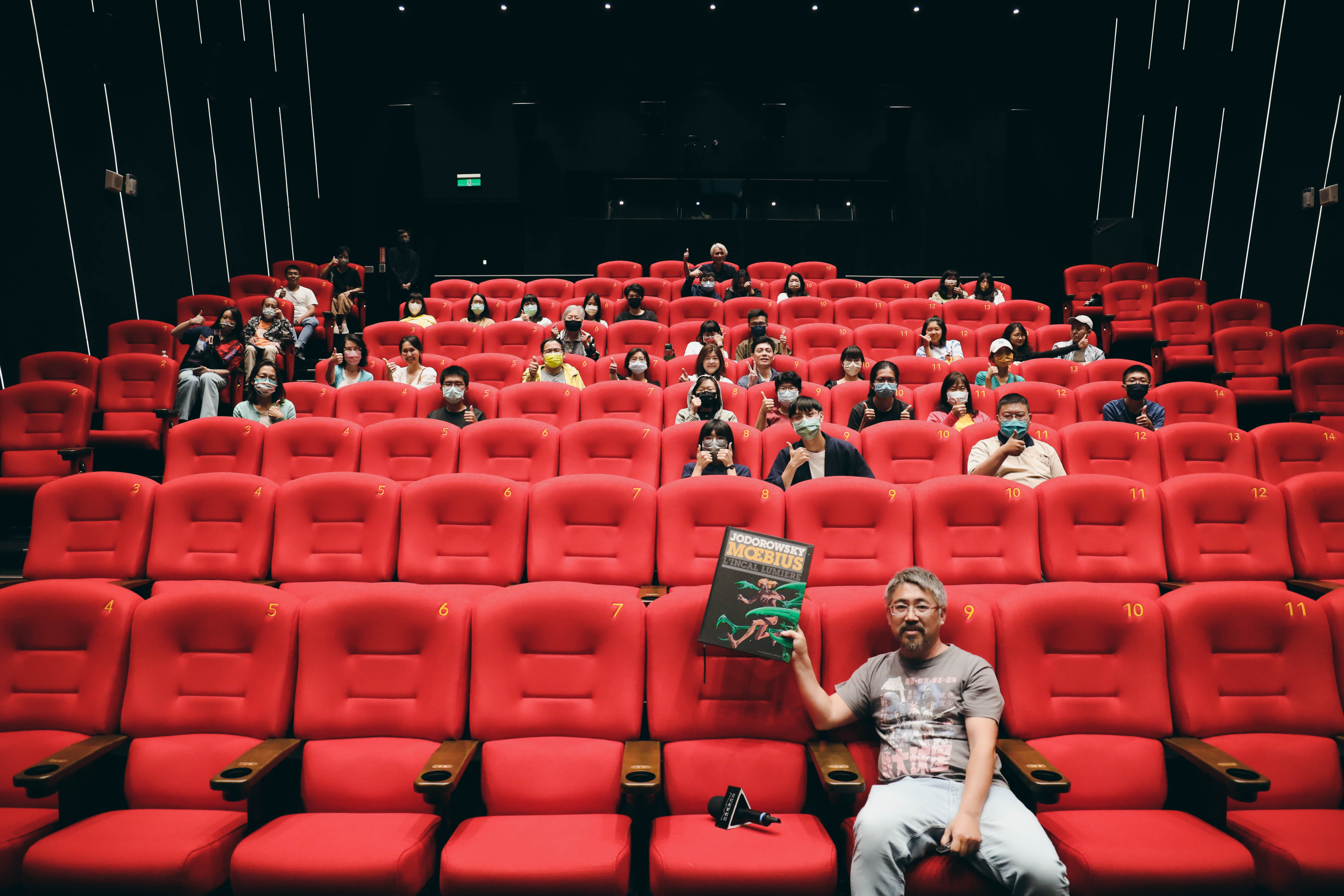 電影館黃皓傑館長與觀眾一同大合照