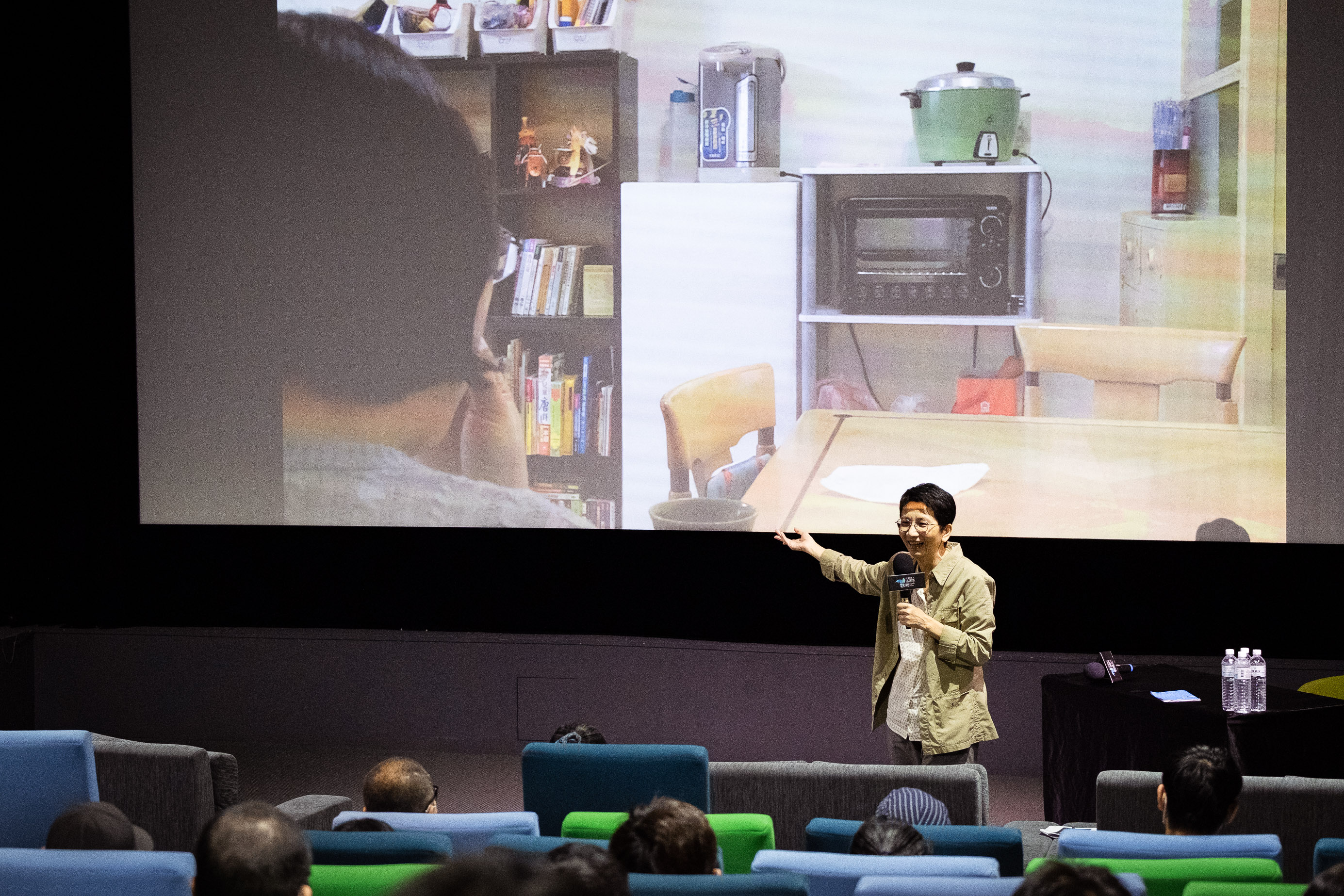 講師分享許多珍愛的電影，告訴大家她是如何從龐大的影像素材，挖掘電影的真正內涵，為觀眾端出一盤好菜。