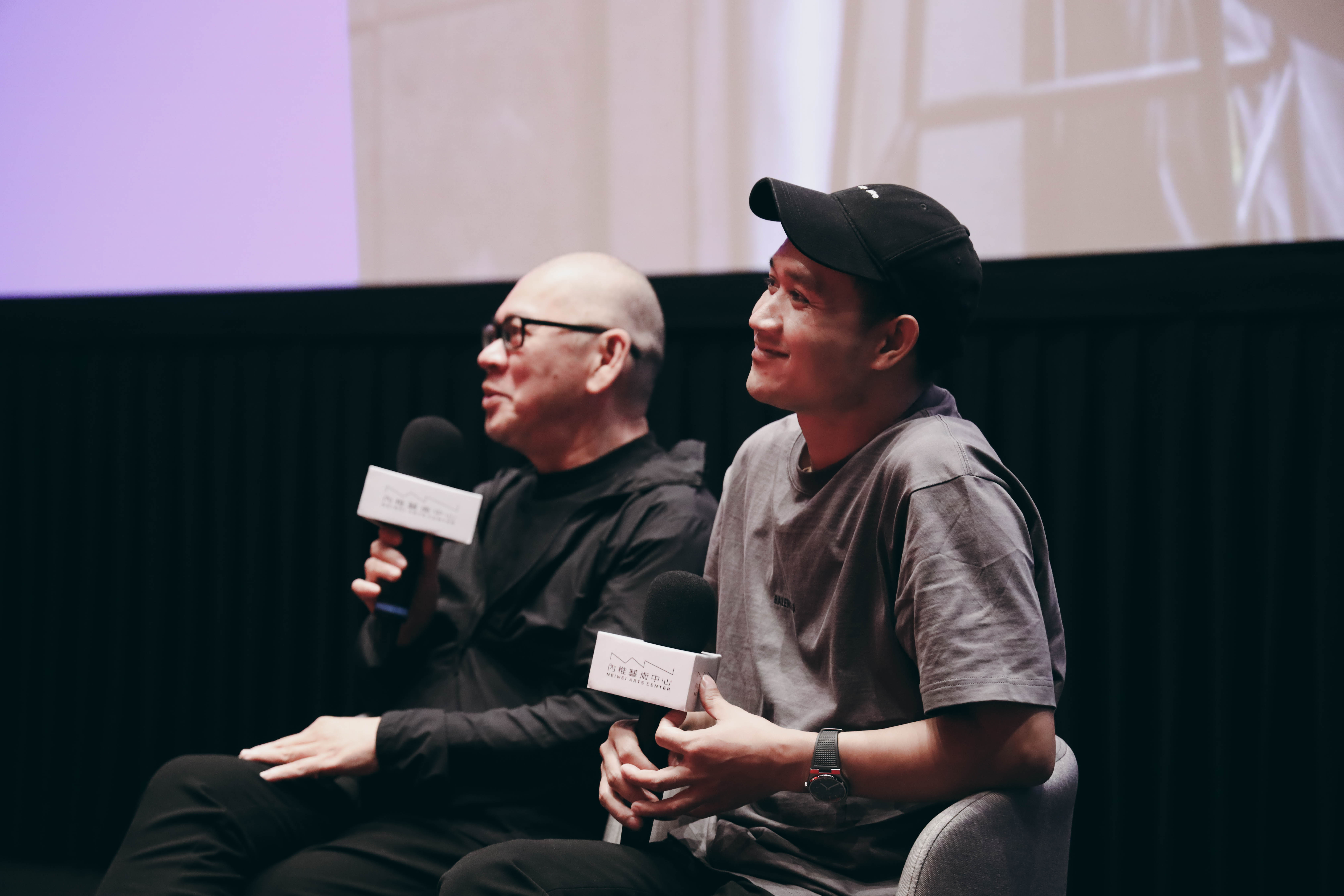 導演在寮國遇到了亞儂，並成為朋友。