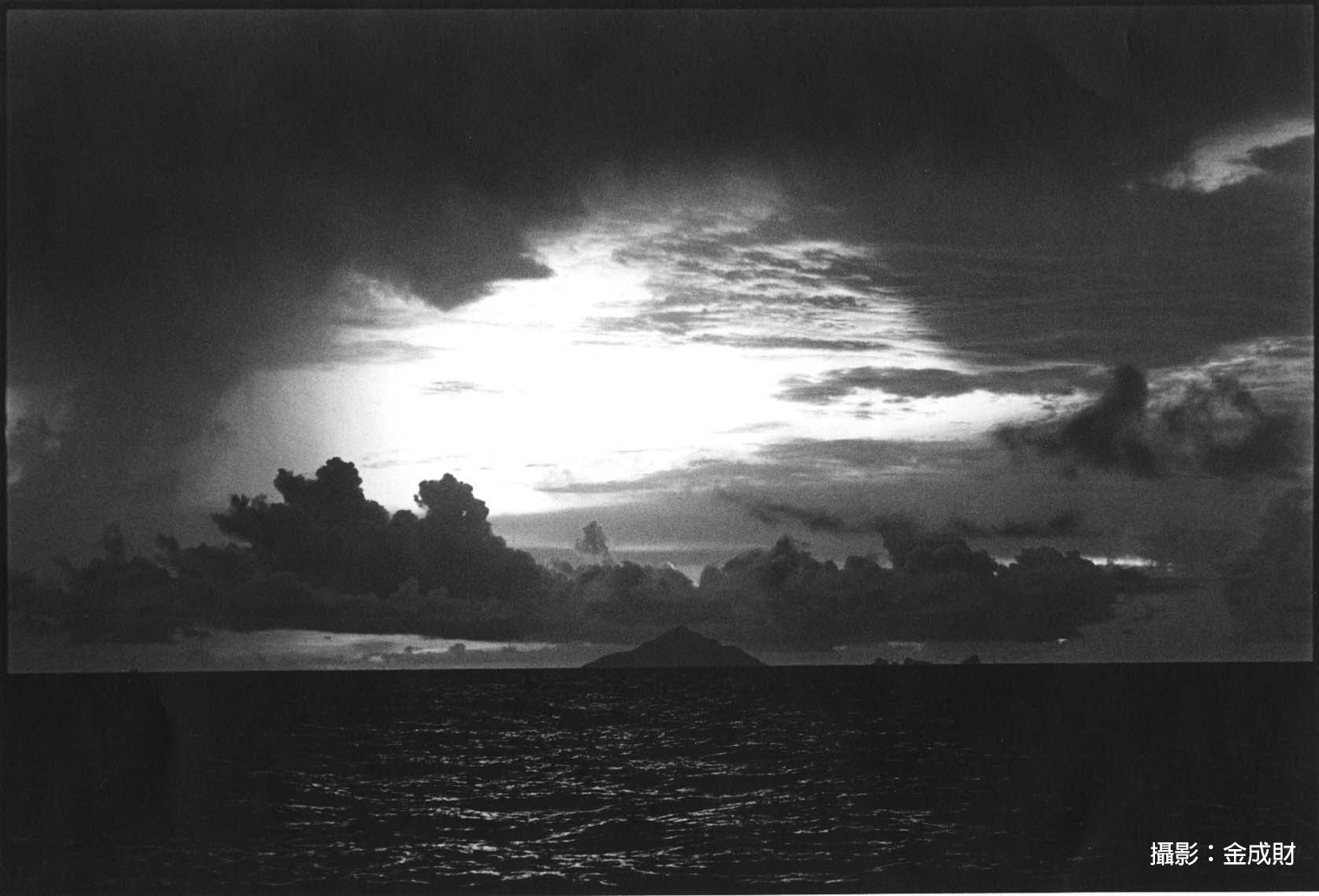 流離島影#3（馬祖舞影Shadow Dancing at Ma Tsu+誰來釣魚®?Who Is Fishing®?+輻射將至Before the Radiation+浮球 The Floating Ball）