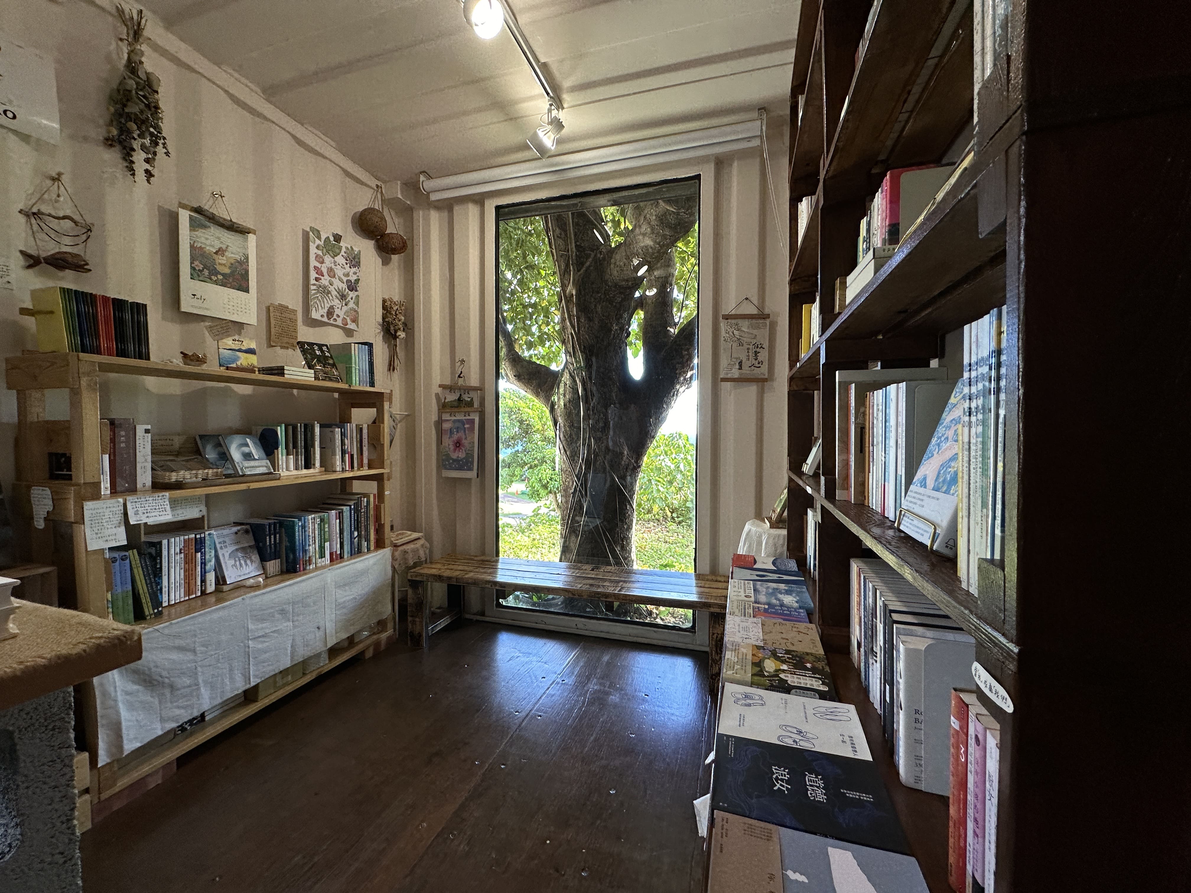 書店裡的影像詩：生活不在他方 Poetries from the bookstores :Here I belong