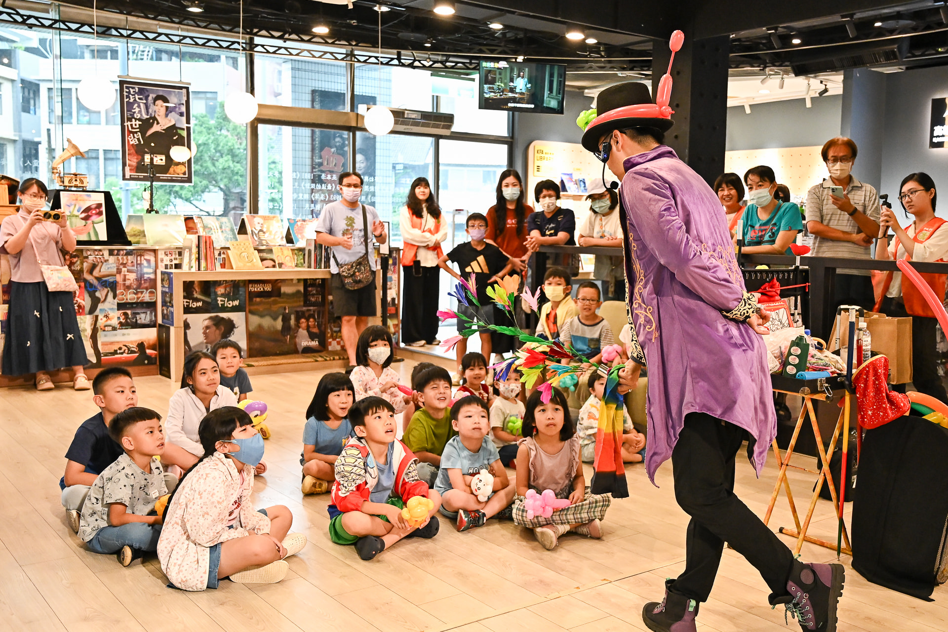 故事窩開幕活動邀請丹丹老師帶來折氣球及精彩魔術表演